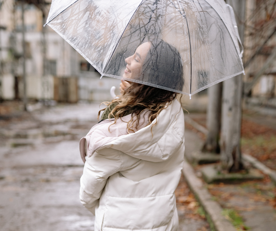 pofikabátos lány esőben