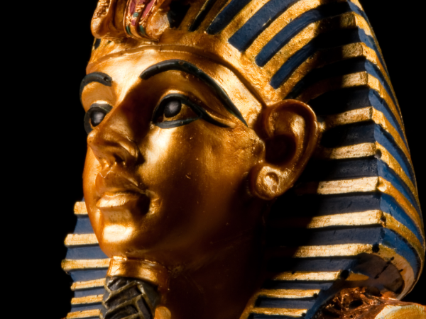 Kleopátra tudta: a szépség nem az idő tagadása, hanem a tudatos önápolás művészete. Ismerd meg a kohl, az ókori női rituálé titkát.